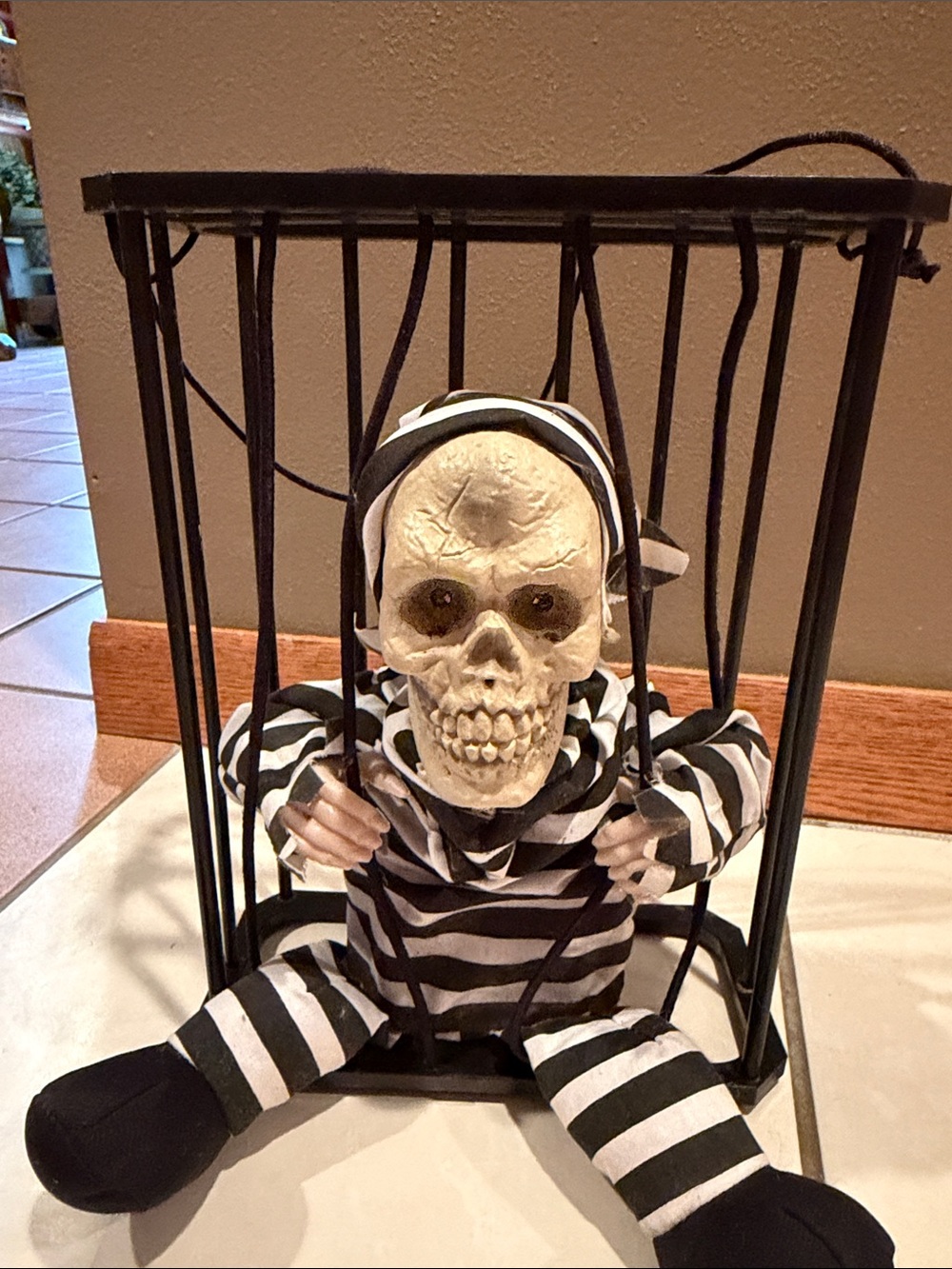 Vtg Halloween Scary Motion Sensor Hanging Skeleton Prisoner Caged Jail